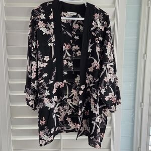 Chic Floral Kimono Blouse in Black and‎ Pink